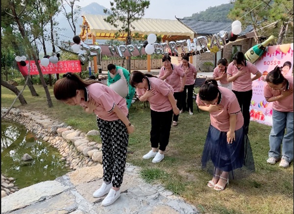 艾軼倫一行人在天角潭水利樞紐工程墾區(qū)移民安置點(diǎn)（西聯(lián)農(nóng)場(chǎng)南園小區(qū)）走訪調(diào)研