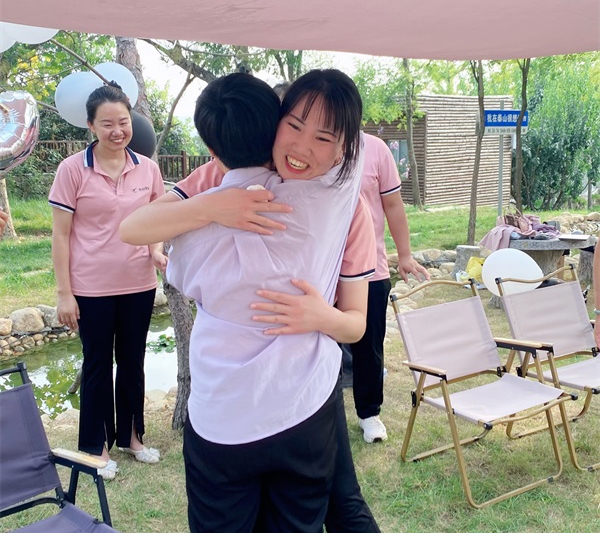 艾軼倫在立才農(nóng)場公司墾區(qū)耕地“非糧化”“非農(nóng)化”專項整改復耕地塊調(diào)研。